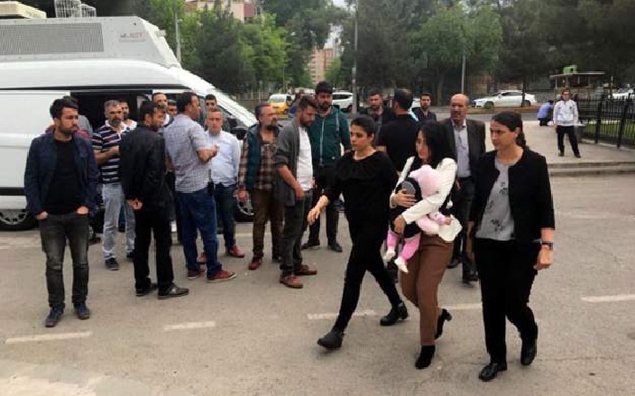 ‘Çocuklar ölmesin’ diyen Ayşe Öğretmen cezaevine girdi