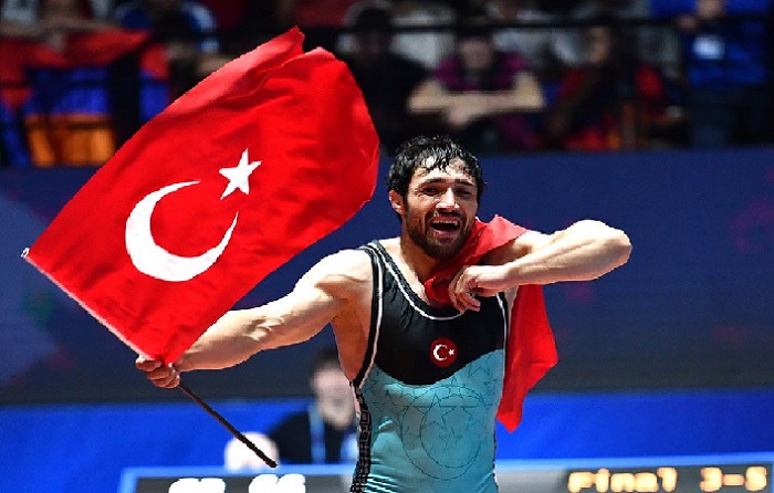 Milli güreşçiler Atakan Yüksel ve Rıza Kayaalp Avrupa şampiyonu oldu