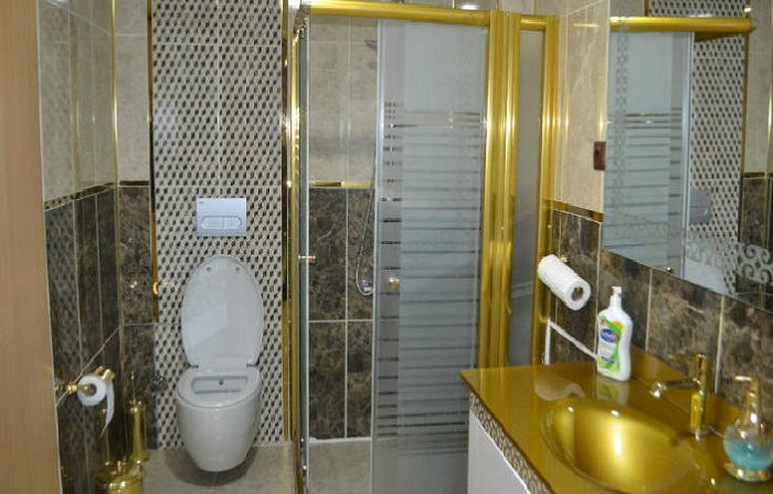 Kayyım kaymakamın altın renkli banyo merakı