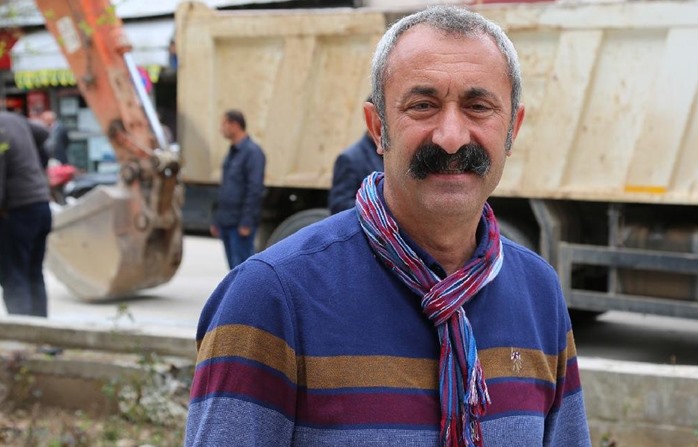 Komünist Başkan Maçoğlu belediye önündeki güvenlik duvarlarını yıktırdı