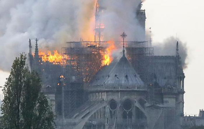 850 yıllık Notre Dame Katedrali’nde yangın; çatısı tamamen çöktü