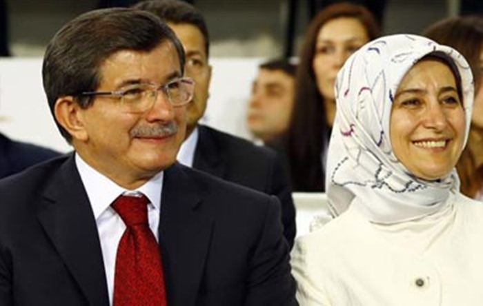 Davutoğlu konuştu, eşinin katılacağı toplantı iptal edildi