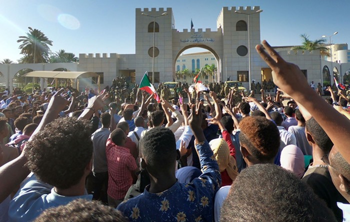 Sudan’da ordusu devlet televizyonu binasını kuşattı
