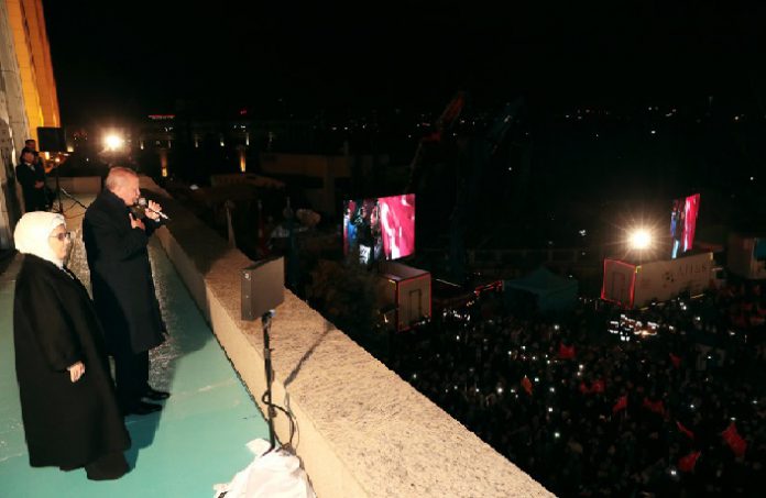 tayyip-erdogan-emine-erdogan-balkon-konusmasi-akp-31-mart-yerel-secim-balkon-yalniz
