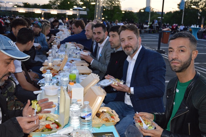 Amsterdam Nieuwe West Belediye Başkanı Emre Ünver iftar