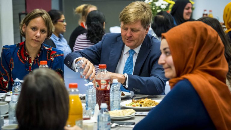 Hollanda Kralı ilk defa iftar sofrasında