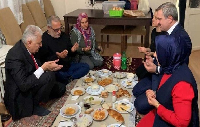 Binali Yıldırım’ın masa varken yerde iftar yapması sosyal medyada alay konusu oldu