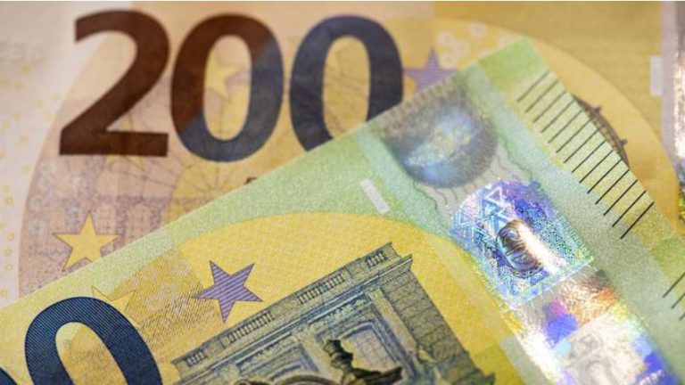 Yeni 100 ve 200 eurolar piyasada