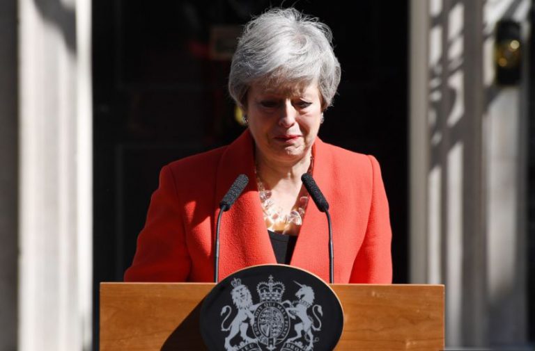 Theresa May parti liderliğini resmen bıraktı