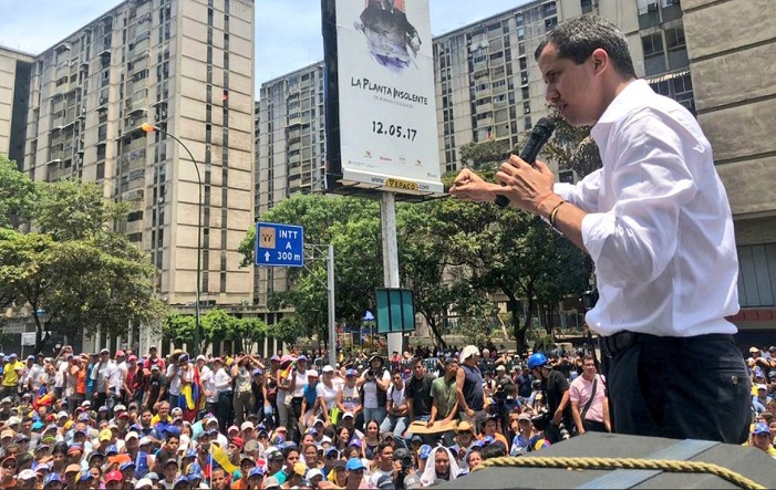 Venezuela’da Guaido kamu çalışanlarından greve gitmelerini istedi