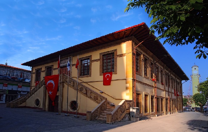 AKP’li belediyede sınavsız kadrolaşma: 4 yılda 7 kişi özel kalemden kadroya alınmış
