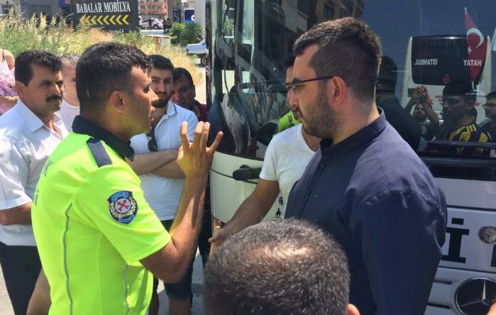 Oy kullanmak için İstanbul’a giden otobüse polis engeli!