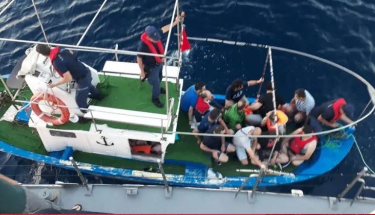Midilli adasına geçmek isteyen 17 Türk gözaltına alındı