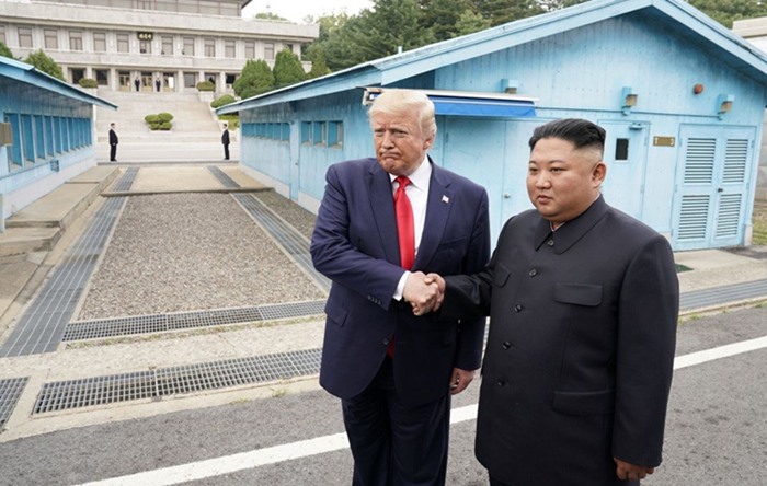 Tarihi an: Trump ile Kim Jong-un silahsızlandırılmış bölgede buluştu