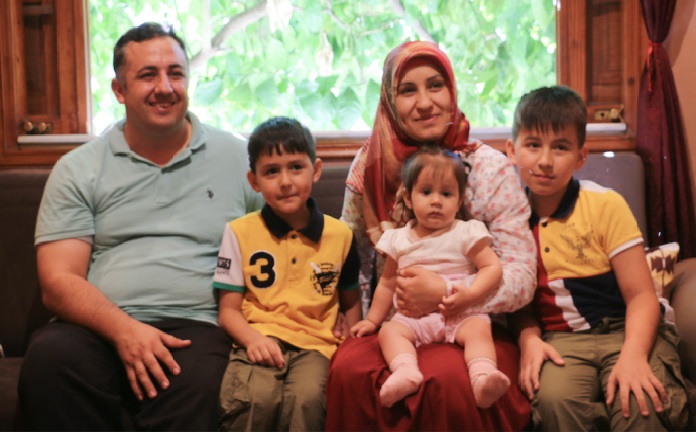 Doğumunda kapısında polisler bekledi, artık bütün aile özgür