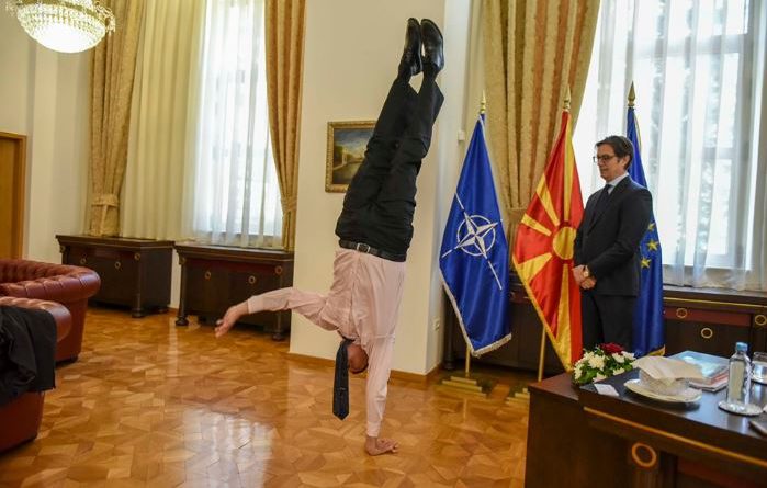 İsrail büyükelçisi, diplomatik ziyarette amuda kalktı