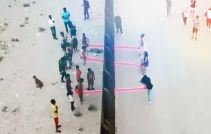 ABD-Meksika sınırındaki duvar  tahterevalli ile delindi