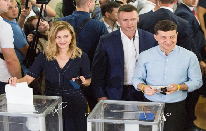 Ukrayna’da erken seçimin galibi Devlet Başkanı Vladimir Zelenskiy