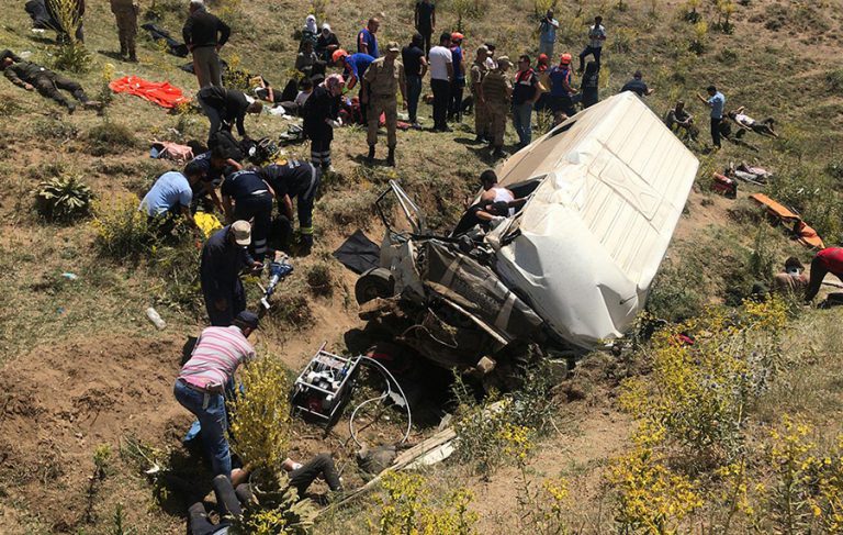 18 kişilik minibüs şarampole uçtu: 17 ölü, 50 yaralı!