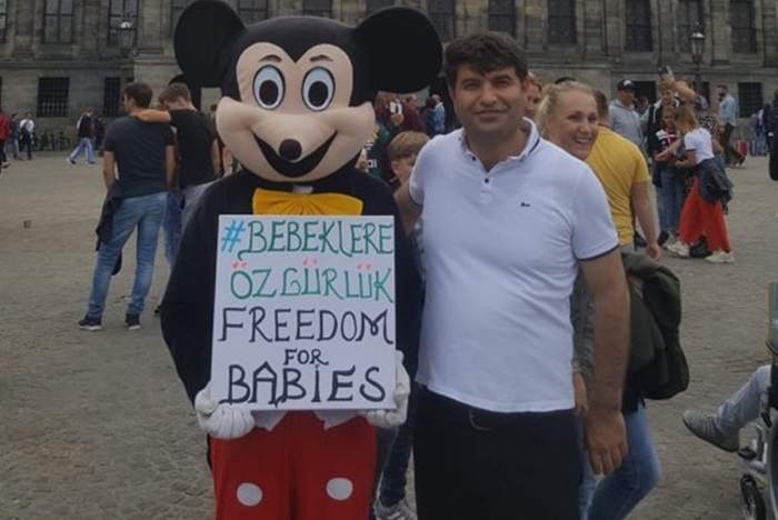 Eski milletvekilinden Dam Meydanı’nda “Tutsak Bebeklere Özgürlük” eylemi
