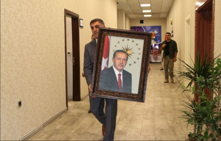 Van belediyesine atanan kayyım, göreve bu fotoğrafla başladı!