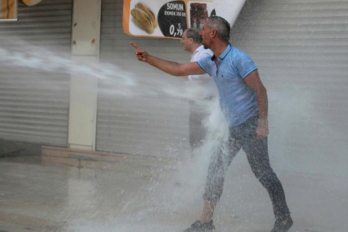 Diyarbakır'da kayyım protestosuna polis müdahale etti... Foto: Reuters