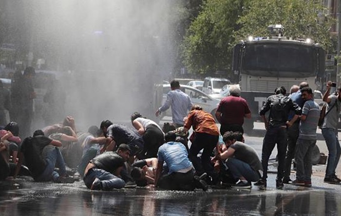 Diyarbakır'da kayyımı protesto edenlere polis tazyikli suyla müdahale etti.