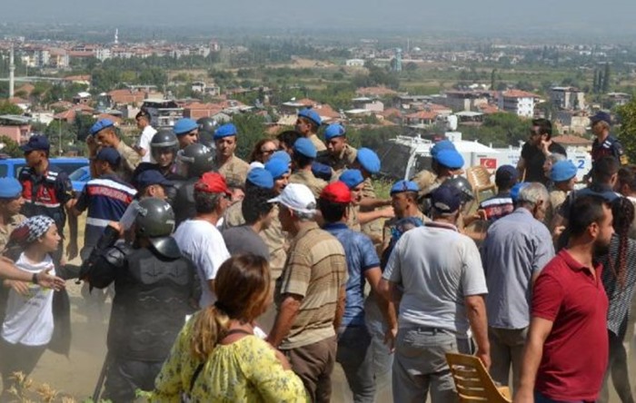 Jandarma eylem yapan köylüleri böyle darp etti: “Bir sürü video, fotoğraf çekti, telefonu kıralım”