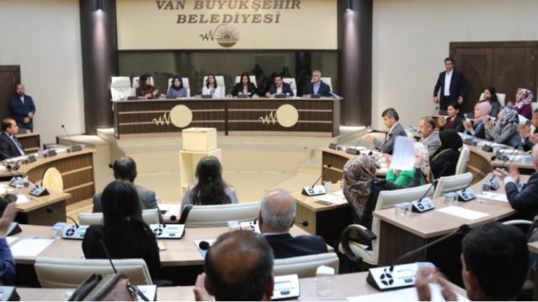 Kayyımın ikinci icraatı: Belediye meclisini feshetti
