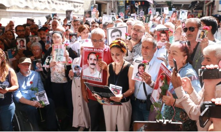 Cumartesi Anneleri’nden HDP önündeki annelere: Oturmanız gereken yer ülkeyi yönetenlerin kapısıdır