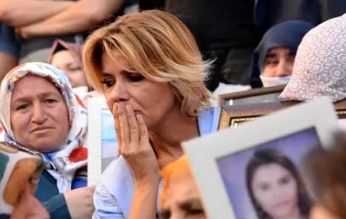 Çorlu faciasında oğlunu kaybeden anneden Gülben Ergen’e: “Oğlum, oğlunuzla aynı takımda top oynuyordu, bir gün aramadınız”