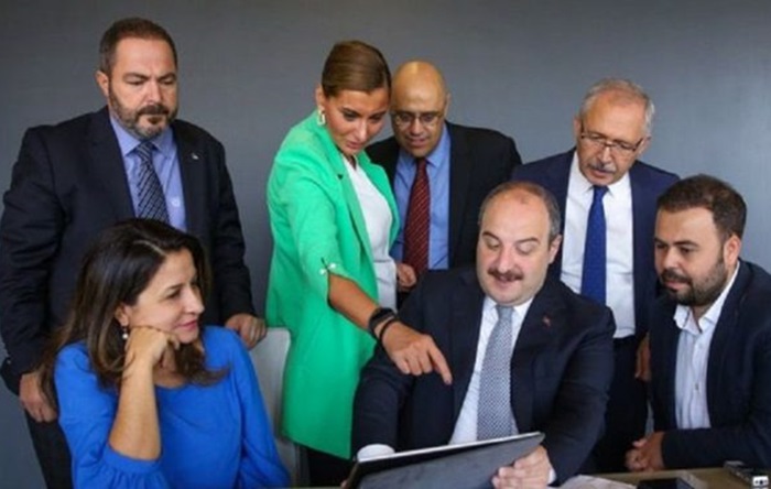 Hande Fırat, Bakan Varank’ın ‘yerli oto’sunu anlattı: 4 kapısı var, 4 lastiği var, direksiyonu var, SUV model