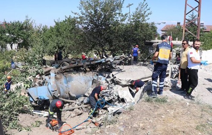 Kayseri’de iş makinesi evin üzerine devrildi: 4 ölü, 1 yaralı
