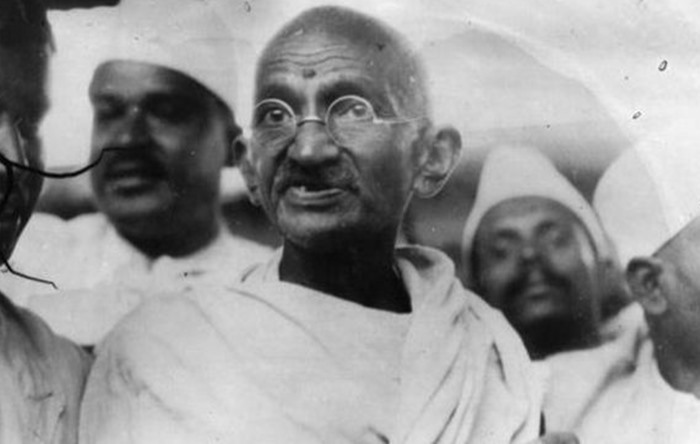 Gandhi’nin külleri çalındı: “Fotoğrafının üzerine ‘hain’ yazıldı”