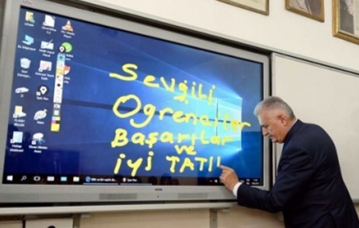 Eski MEB Bakanı Avcı’dan akıllı tahta itirafı: ‘Öğretmenler duman oldu!’