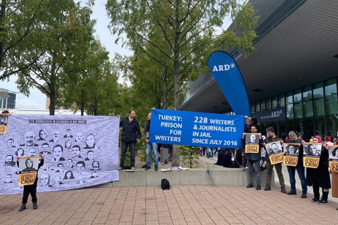 frankfurt kitap fuarı tutuklu gazetecilere destek