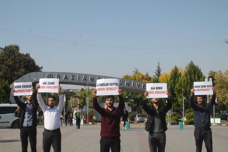 Gaziantep Üniversitesi öğrencileri, kampüs önünde sordu: Bu zulümlerin neden yapıyorsunuz?