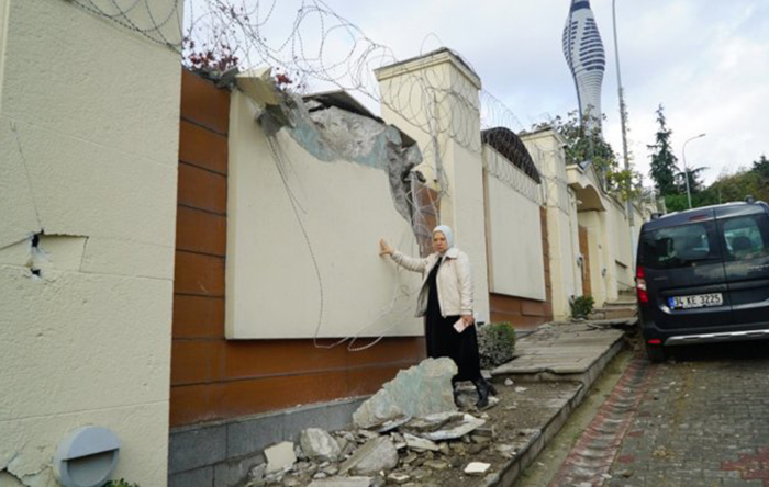 Ahsen Unakıtan’ın evinin çatısı AKP’li belediye tarafından yıkıldı, korumalar tartakladı: ‘Bu zulüm bitsin’