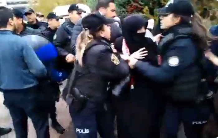 Polisten Furkan Vakfı gönüllülerine ‘atkı çıkarmadınız’ müdahalesi: “Başındaki örtüye kadar alma hakkım var”