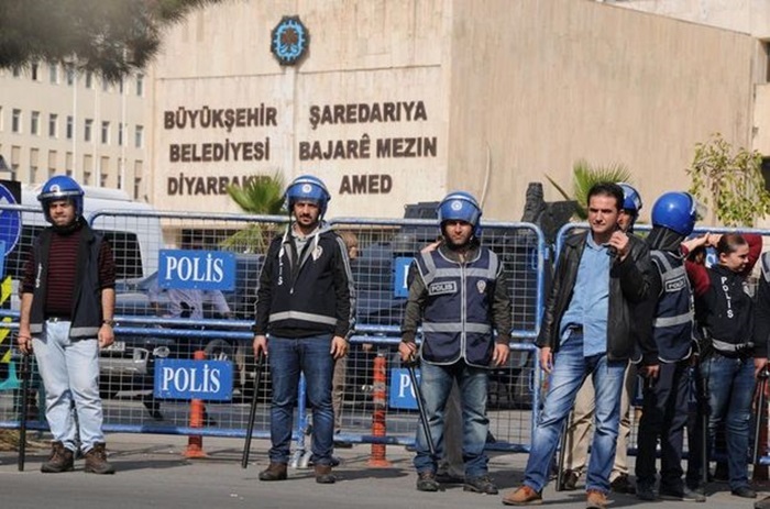 Diyarbakır Büyükşehir Belediyesi’nden 25 işçi ve memur ihraç edildi