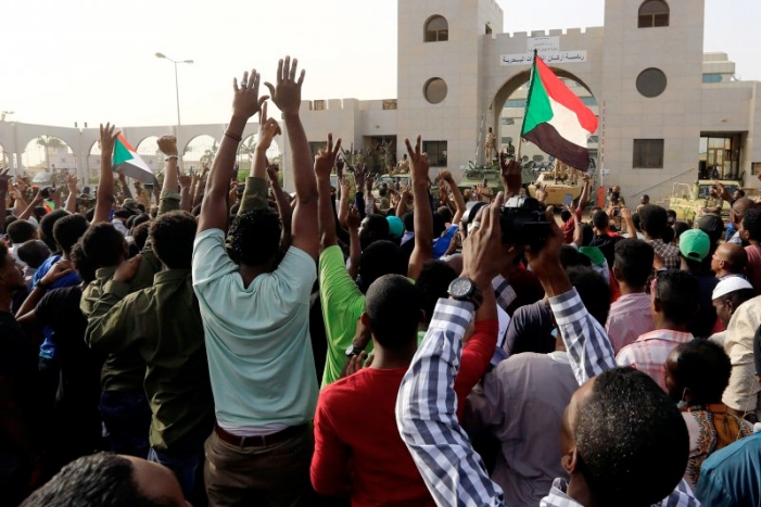 Sudan’da El-Beşir’in ihraç ettiği 500 binden fazla memura mesleklerine dönüş yolu açıldı