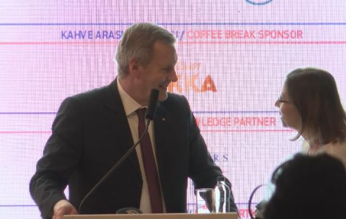 ‘İngilizce konuşun’ denilen eski Almanya Cumhurbaşkanı kürsüden indi