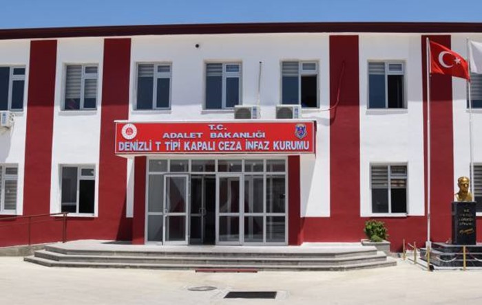 Denizli Cezaevi’nde kalan kadınların eşarpları toplandı