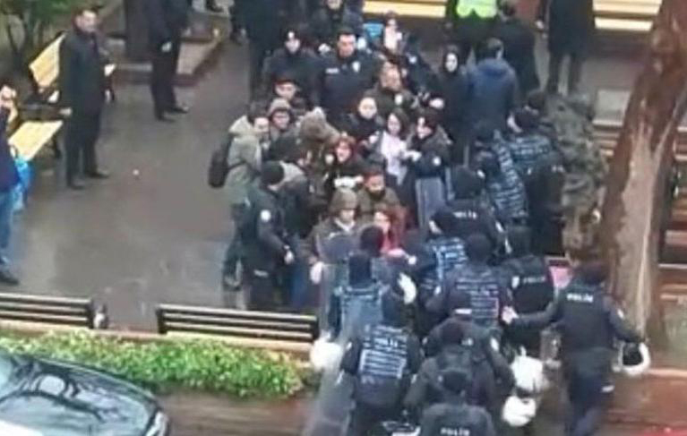 Cebeci’de ‘Las Tesis’ baskını: 7 öğrenci gözaltına alındı