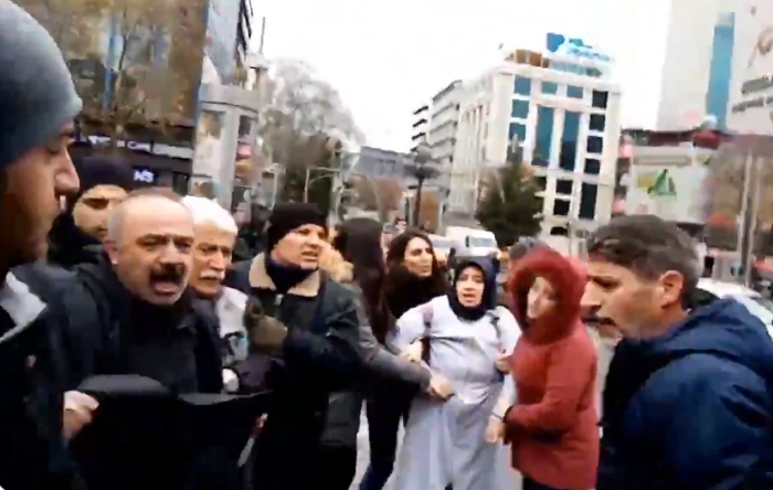 Parkta yürürken ‘eyleme teşebbüs’ten gözaltına alındılar: ‘Susmak ikrardandır, haklarınızı arayın’