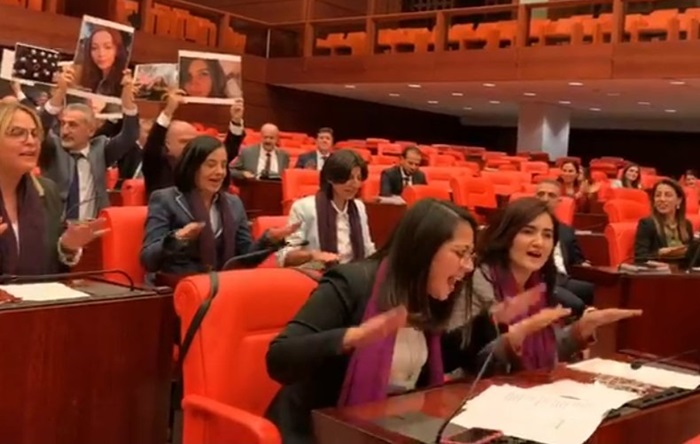 Kadınların gözaltına alındığı ‘Las Tesis’ protestosu Meclis’te yapıldı