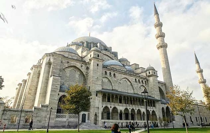Diyanet’ten il müftülüklerine talimat: Cuma günü ve kandil gecesi camiler kapalı tutulacak!