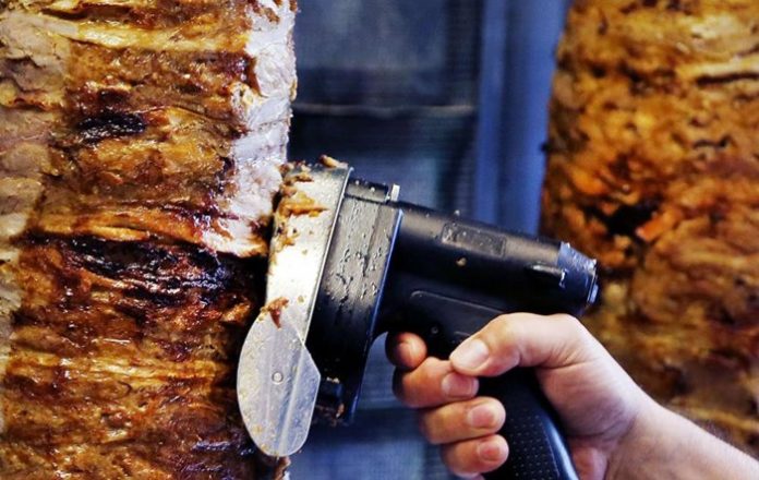 �Bakterili eti çamaşır suyuyla yıkayıp döner yapıyorlar� Tr724