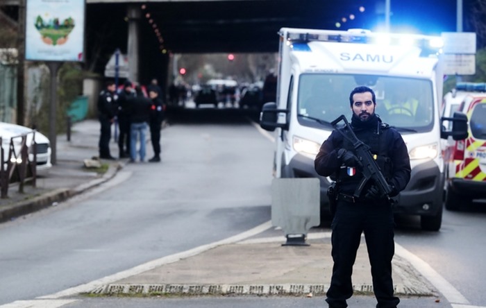 Paris’te bıçaklı saldırı: ‘İki kişiyi öldüren saldırgan vuruldu’