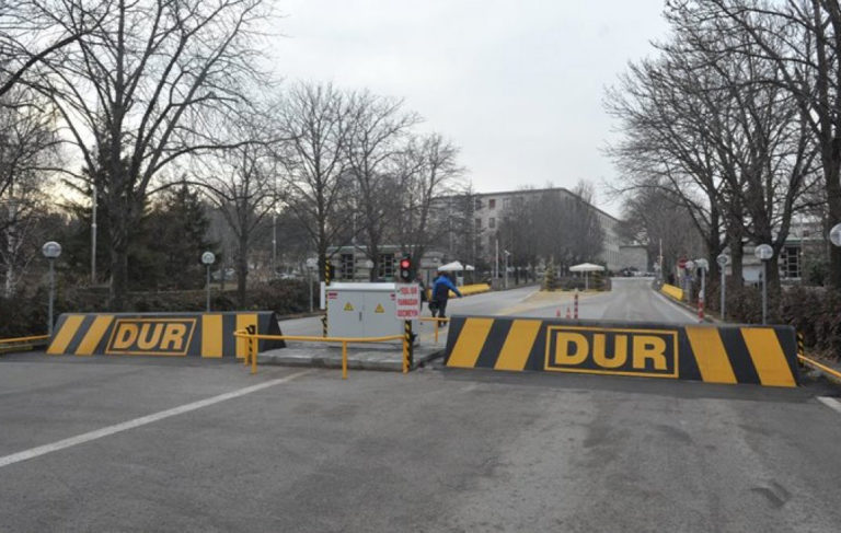 Meclis kapısında intihar girişimi: “Açım, çocuklarım aç!’